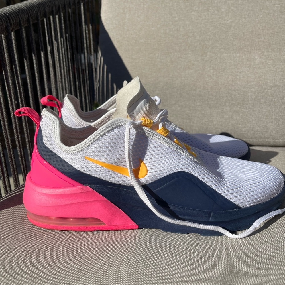 Nike AirMax Motion 2 - gently used size 8.5